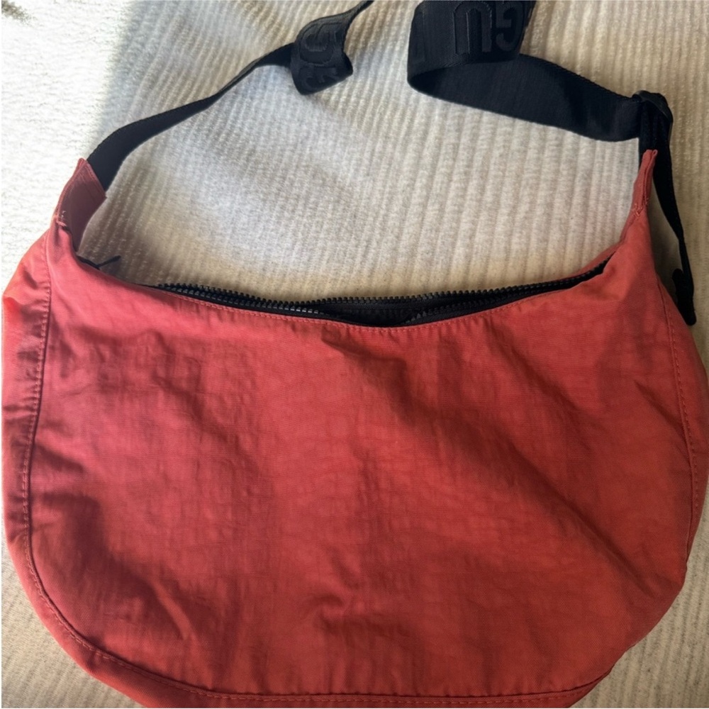 BAGGU Baked Apple Medium Crescent - Picture 4 of 7